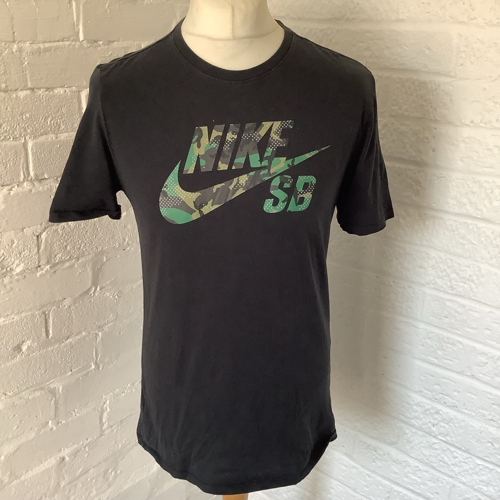 Nike SB Crew Neck T Shirt - Size M - Black & Camouflage Spellout - Size 19โ - Picture 1 of 8